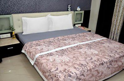 Amazon Brand - Solimo Double Microfiber Quilt | 100% Microfiber Exterior | 120 GSM | for Mild Winters and AC Rooms (Ditsy Grey)