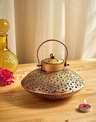 Amazon Brand - Solimo Iron Degchi Doop Stand & Tealight Candle Holder for Home Decor (Netted Style), Gold
