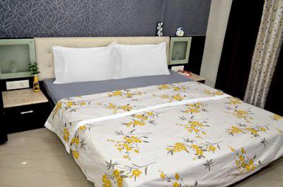 Amazon Brand - Solimo Single Microfiber Quilt|100% Microfiber Exterior|120 GSM| (Diamond Beige)