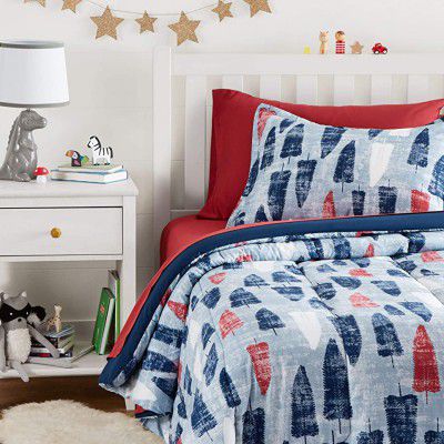 AmazonBasics Easy-Wash Microfiber Kids Bed-in-a-Bag Bedding Set - Twin, Red and Blue Feathers