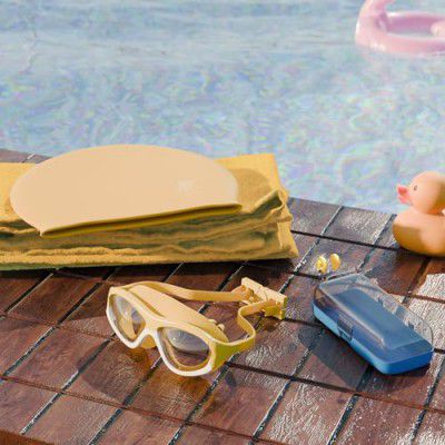 Lifelong Swimming Combo Kit for Kids 5+ Years- Swim Cap, Swimming Goggles with Earplug Attached, NoseClip & Microfibre Towel - Easy Fit Swimming Accessories - Waterproof Swimming Cap -Anti-Fog Glasses
