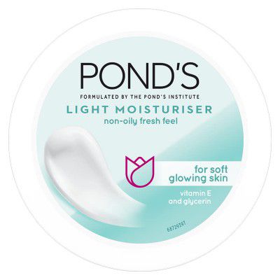 POND'S Light Face Moisturizer 250 ml, Daily Lightweight Non-Oily Cream with Vitamin E for Soft Glowing Skin, SPF 15 - With Vitamin C & Niacinamide